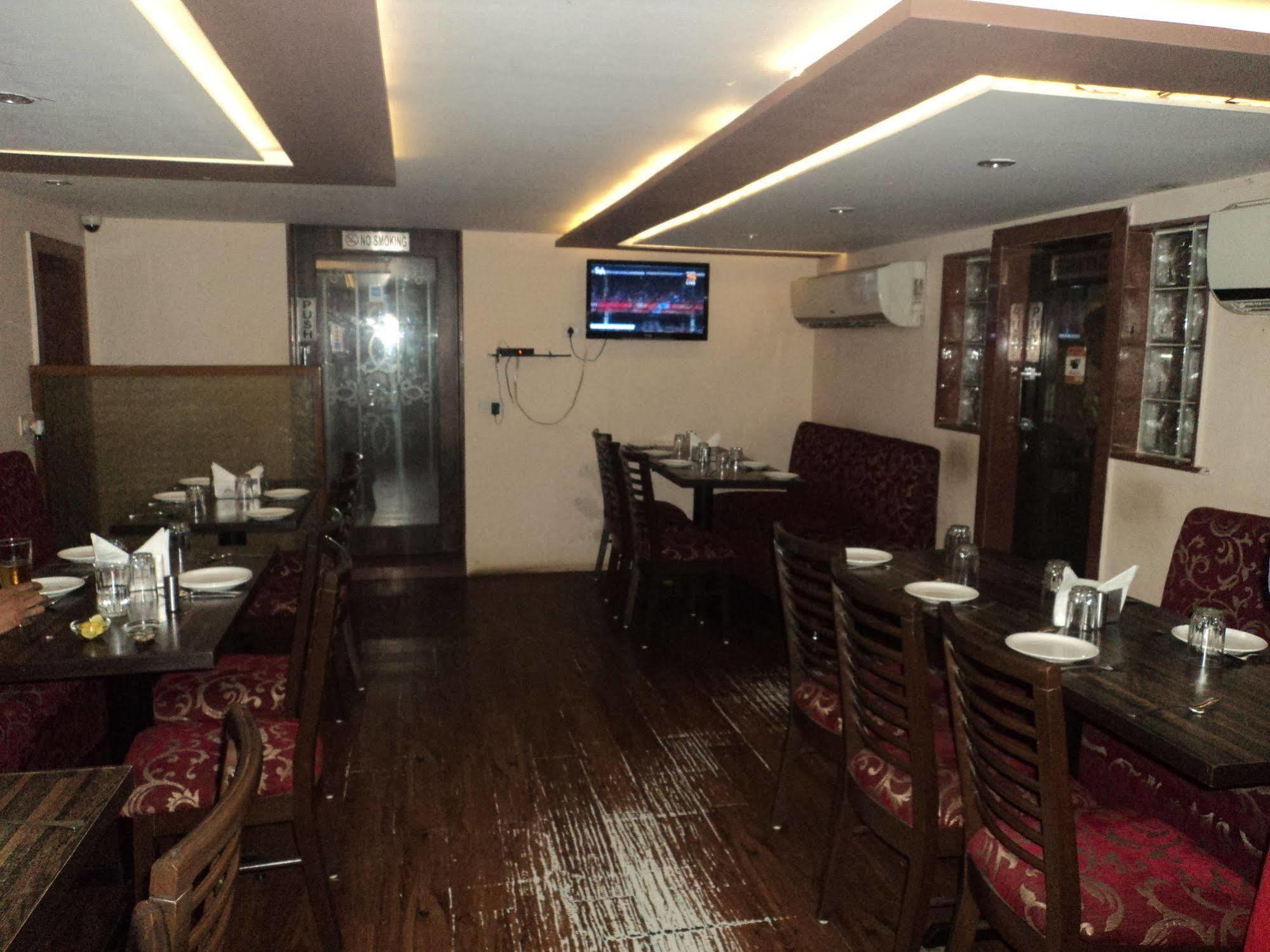 Hotel Q Deck 뭄바이 외부 사진